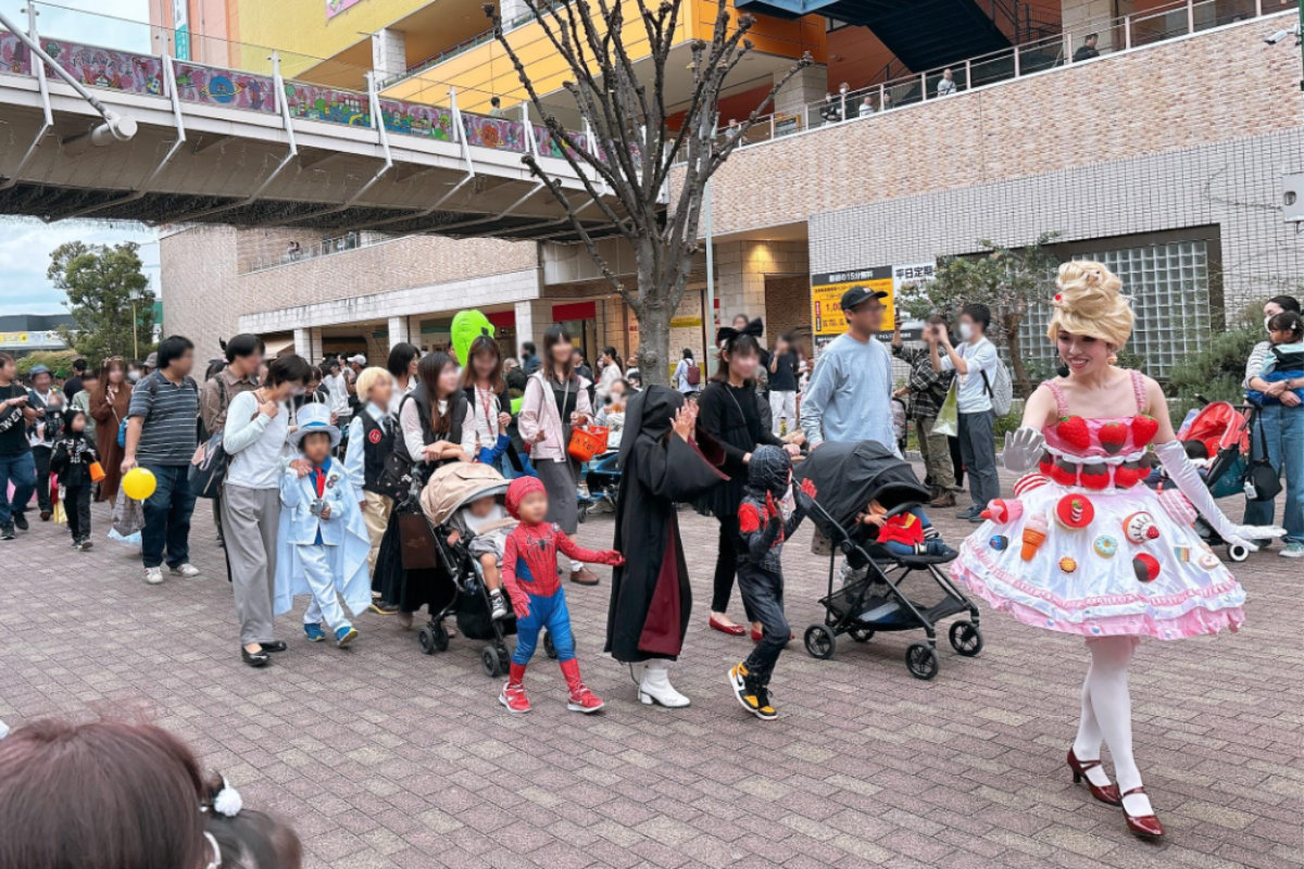 ハロウィンフェスタ in エビナの仮装パレードの様子